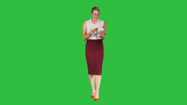 Όμορφη νεαρή γυναίκα που δείχνει χρήματα στην κάμερα σε μια πράσινη οθόνη, Chroma Key. — Αρχείο Βίντεο