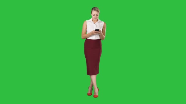 Attraente femmina europea con smartphone in mano, toccando lo schermo con un dito per digitare il messaggio su uno schermo verde, Chroma Key . — Video Stock