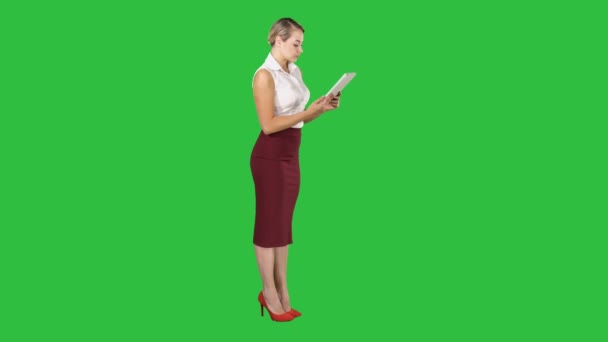 Όμορφη σύγχρονη γυναίκα χρησιμοποιώντας ψηφιακό tablet σε μια πράσινη οθόνη, Chroma Key. — Αρχείο Βίντεο