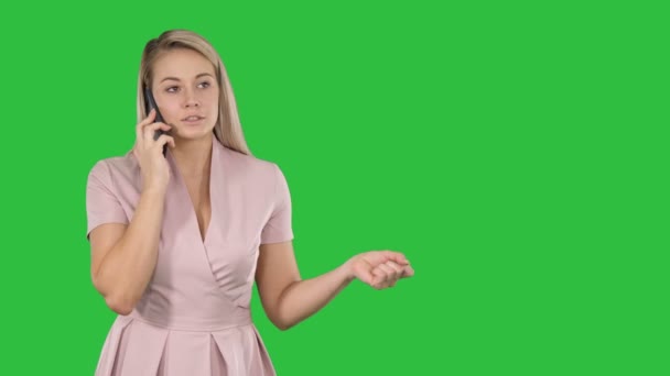 Tecnologia, comunicação e conceito de pessoas Mulher sorridente feliz chamando no smartphone em uma tela verde, Chroma Key . — Vídeo de Stock