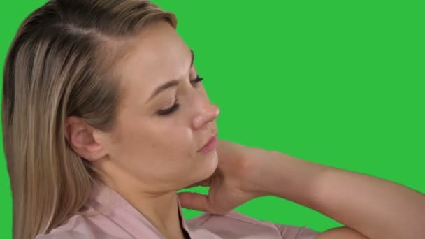 Blonde having some ideas on a Green Screen, Chroma Key. — Stock Video