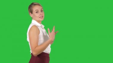 Orta yan görünüm vurdu. Yürüyüş ve Chroma anahtar yeşil ekran kameraya konuşurken çekici bir işkadını. 4 k çözünürlüklü profesyonel vurulmuş. 005. sen-ebilmek kullanma o bir örneğin içinde ticari video