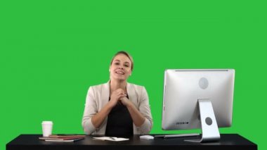 Kendine güvenen iş kadını video blogcusu kameraya konuşan canlı iş bloğu konsepti, arkadaş canlısı bayan antrenör reklam çevrimiçi eğitimleri ofiste video blogu kaydetmekten bahsediyor