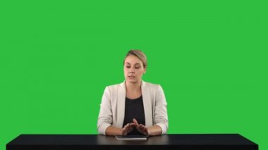 Haberleri sunan bir kadın spiker eklemek senin kendi metin veya resim perde arkasında Chroma anahtar yeşil ekran.