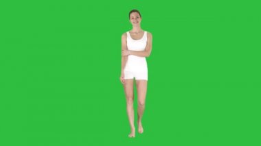 Chroma anahtar yeşil ekran yürüyüş Siling mutlu çekici fitness kız.