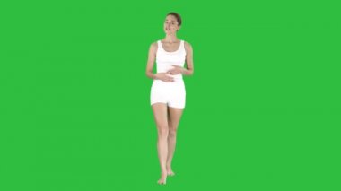 Açıklayan ve nasıl eğitim Chroma anahtar yeşil ekranda önce egzersizleri yapmak açıklayan güzel eğitmen.