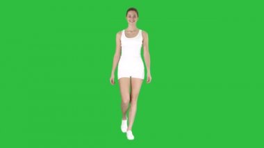 Beyaz yeşil ekranda Chroma Key yürüyen sportif stilleri kadın.