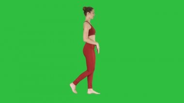 Nefes egzersiz pratik ve yeşil ekranda Chroma Key yürüyen genç kadın.