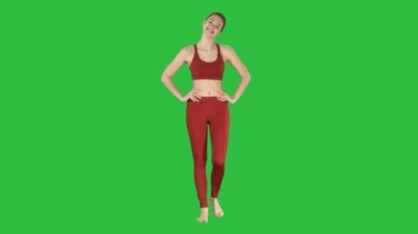 Ona boyun germe ve yeşil ekranda Chroma Key yürüyüş Olgun kadın.