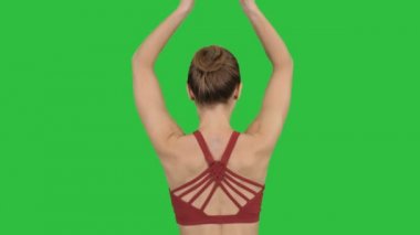 Kadının bir yeşil ekranda Chroma Key birleştiğinde elleri ile Yoga lotus poz yapması.