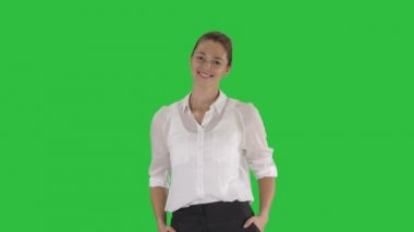 Chroma anahtar yeşil ekran gülümseyen harika harika iyimser iş kadını arıyor.