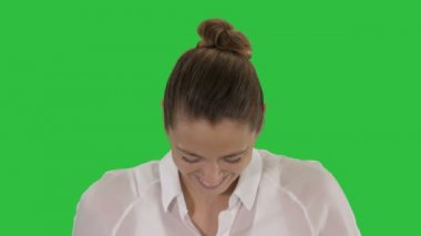 Neşeli kadın yüz ifadeleri bir yeşil ekranda Chroma Key gülüyor.