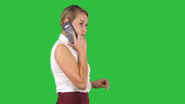 Femme d'affaires professionnelle souriant avec téléphone mobile parlant sur un écran vert, Chroma Key . — Video