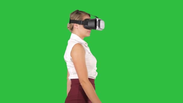 Nő a gyaloglás-ra egy zöld képernyő, Chroma Key Vr fejhallgató. — Stock videók