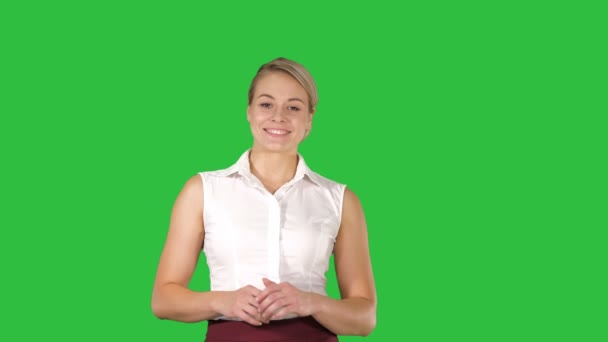 Женщина, идущая и улыбающаяся камере на зеленом экране, Chroma Key . — стоковое видео