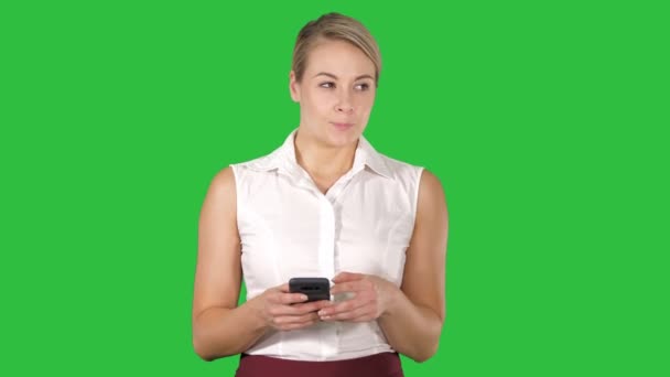 Portrét Blonďatá zralá žena pomocí mobilního telefonu s úsměvem šťastná žena kontrolu e-mailů na smartphone portrét šťastná žena SMS vzkaz na zelené obrazovce, Chroma Key. — Stock video
