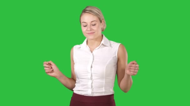 Tanzende Geschäftsfrau auf grünem Bildschirm, Chroma-Taste. — Stockvideo