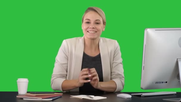 Blogging, technology, videoblog, mass media and people concept - happy smiling woman or blogger talking to camera on a Green Screen, Chroma Key. — Stock Video