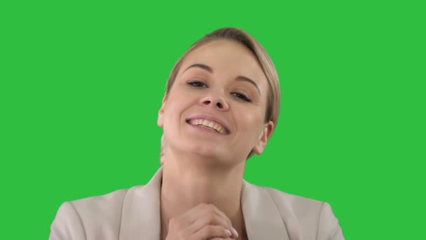 Retrato de mujer feliz con sonrisa radiante hablando con la cámara en una pantalla verde, Chroma Key . — Vídeos de Stock