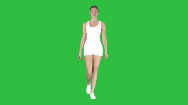 Sportovní styly žena v bílém na zelené obrazovce, Chroma Key. — Stock video