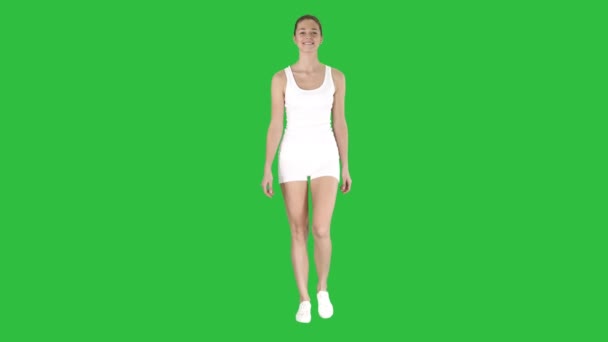 Attraktiva frisk ung kvinna skratta på en grön skärm, Chroma Key. — Stockvideo