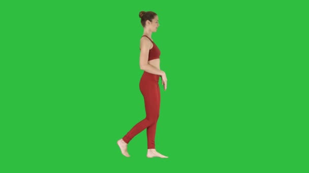 Junge Frau übt Atemübungen und geht auf einem grünen Bildschirm, Chroma-Taste. — Stockvideo