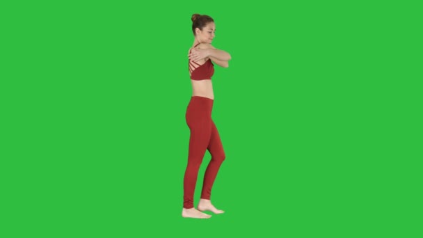Feminina idrottskvinna stretching hennes armar under promenad på en grön skärm, Chroma Key. — Stockvideo