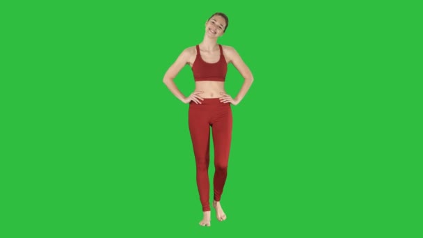 Ώριμη γυναίκα, τεντώνοντας το λαιμό της και το περπάτημα σε μια πράσινη οθόνη, Chroma Key. — Αρχείο Βίντεο