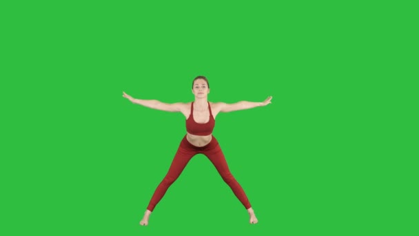 Junge Frau in vorwärts biegender Asana Yoga-Pose auf einem grünen Bildschirm, Chroma-Taste. — Stockvideo