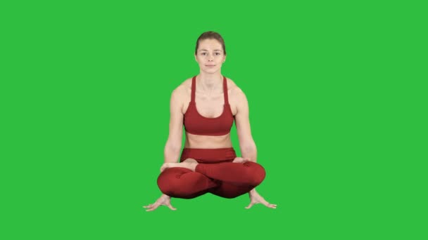 Tolasana ou escala Pose Mulher bonita fazer Yoga sentado braço levantar postura em uma tela verde, Chroma Key . — Vídeo de Stock