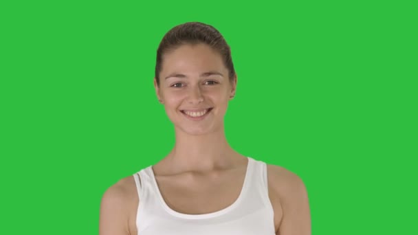 Mooie jonge vrouw zichzelf rekken in de ochtend op een groen scherm, Chromakey. — Stockvideo