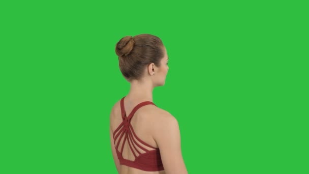 Mladá dívka dělá pauzy při provádění jógy vypadá velmi klidný a vyrovnaný, také cítí, štěstí a úsměv na zelené obrazovce, Chroma Key. — Stock video
