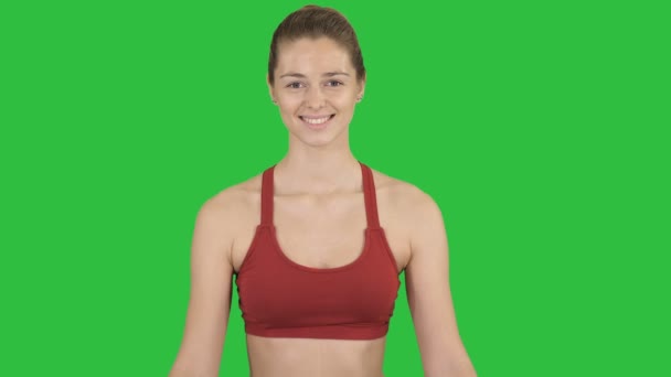 Frau übt Yoga-Meditation lächelnd auf grünem Bildschirm, Chroma-Taste. — Stockvideo