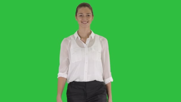 Glücklich fröhliche junge Geschäftsfrau, die auf einem grünen Bildschirm läuft, Chroma-Schlüssel. — Stockvideo