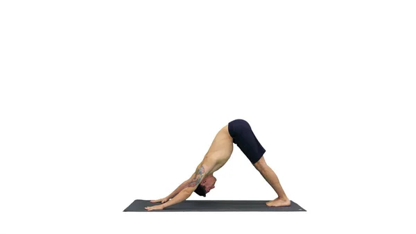 Perfil de un joven musculoso y guapo haciendo ejercicio, parado en yoga hacia arriba, mirando hacia abajo a la pose del perro, luego extendiendo sus brazos sobre un fondo blanco . —  Fotos de Stock