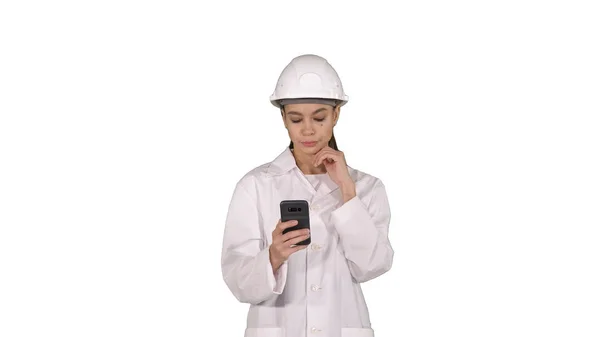 Wissenschaftler verwendet Telefon-SMS auf weißem Hintergrund. — Stockfoto