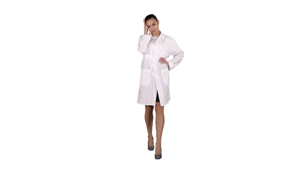 Γυναίκα γιατρός περπάτημα σαν μοντέλο μόδας σε λευκό φόντο. — Φωτογραφία Αρχείου
