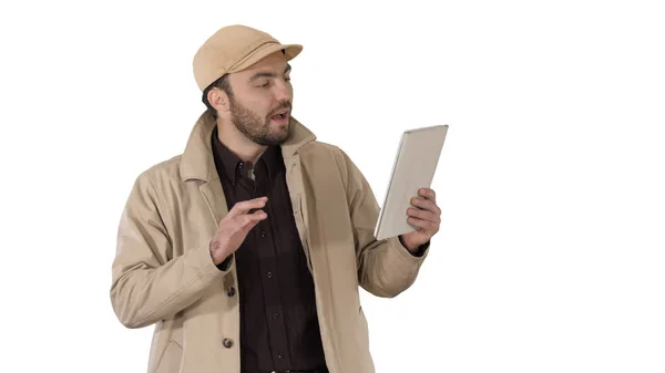 디지털 태블릿을 사용하는 젊은 사업가가 흰색 배경으로 비디오 통화를 하는 모습. — 스톡 사진