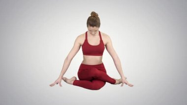 Yoga yapan kız nadi shodhana pranayama ya da Gomukhasana asana 'da nefes alma egzersizi yapıyor ya da arka planda inek kafası pozu veriyor..