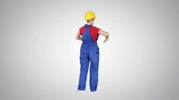 Молодая женщина строитель worket делает выразительные жесты говорить ползти на градиентном фоне . — стоковое видео