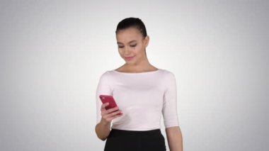 Orta boy. Akıllı telefonlu mutlu genç bir kadın alışveriş poşetlerinin gradyan arka planda fotoğrafını çekiyor. 4K çözünürlükte profesyonel atış. 013 numara. Kullanabilirsin, mesela. Ticari videonuzda