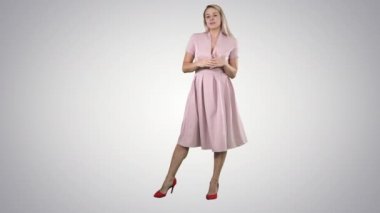 Pembe kameraya konuşurken ve gradyan arka tarafta işaret mutlu sarışın kadın.