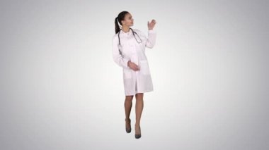 Sunulması ve ürün veya metin degrade arka plan üzerinde gösterilen genç tıp doktoru kadın.