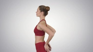 Pratik yoga, genç çekici kadın Ustrasana egzersiz germe, deve poz üzerinde gradyan arka planı.