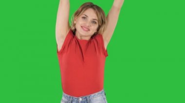 Yürüyüş ve yeşil ekran, Chroma Key sabahı germe güzel mutlu genç kadın.