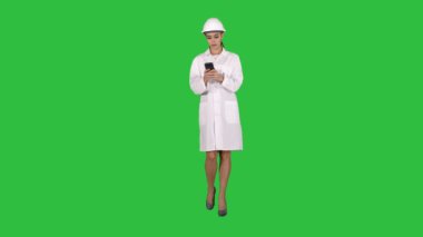 Tam boy görünüm. Bilim adamı Chroma anahtar yeşil bir ekran üzerinde telefon mesaj mesaj kullanarak. 4 k çözünürlüklü profesyonel vurulmuş. 013. sen-ebilmek kullanma o bir örneğin ticari video, işinizde, sunum