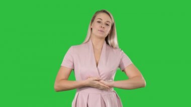 Kadın pembe fotoğraf makinesi için Chroma anahtar yeşil ekran konuşmaktan.