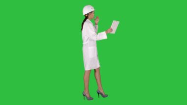 Kadın mühendis yapma video tablet ile ara Chroma anahtar yeşil ekran.