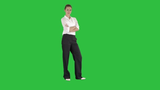 Attraktive niedliche wunderschöne junge Mädchen tragen formale Kleidung mit gefalteten Händen auf einem grünen Bildschirm, Chroma-Schlüssel. — Stockvideo