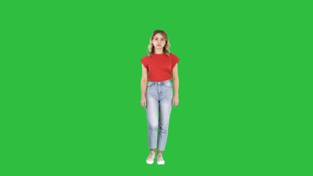 Alkalmi nőt walking és mosolyog egy zöld képernyő, Chroma Key. — Stock videók